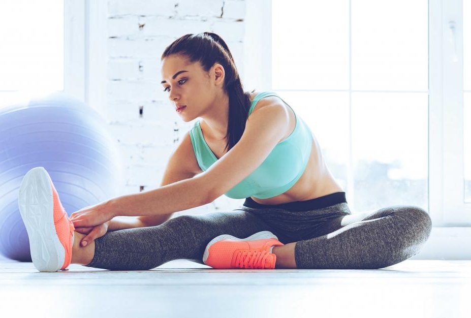 Kéo căng cơ là bài tập phổ biến khi bị căng cơ bắp chân ở mức độ nhẹ